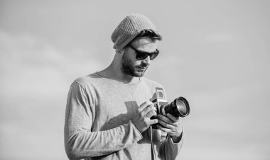 Geleceğe bir göz atalım. Seksi turist muhabiri. Macera yakalamak. Gazeteci. Kameralı maço adam. Gözlüklü fotoğrafçı. Kamerayla seyahat et. Erkek modası. modaya uygun görünüyor