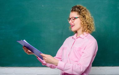Final sınavı için hazır. rapor projesi. Okula dönüyorum. Belge dizini olan öğretmen. Yeni okul yılı. Kız sınavlara hazırlanıyor. Tahtada gözlüklü mutlu bir öğrenci. Okuldaki kız öğretmen.