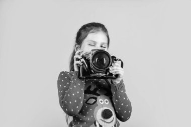 DSR kamerasıyla fotoğraf çekmeyi öğren. Fotoğraf kursları. Eğitim konsepti. Küçük muhabir fotoğraf çek. Klasik kamera. Retro kameralı kız. Fotoğrafçı retro kamerayı beklesin. Çocuklar için dersler