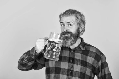 Şerefe. Tatil kutlaması. Bekarlığa veda günü. Hayal gücünün tadına bak. Alkolik. Bar 'da bira içen susamış bir adam. Köpüklü bira. Hippi bira içer. Olgun sakallı adam elinde bira bardağı tutuyor.