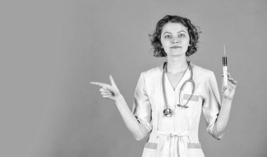 Yan etkiler. Alerjik reaksiyon. Aşı konsepti. Bedava aşı programı. İlaç aşısı şırıngası. Coronavirus önleme. İlaç hapları. Hastanede sağlık hizmeti. Doktor şırınga