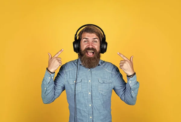 Mírame. nueva tecnología en la vida moderna. calidad de sonido. hombre barbudo escuchar música. brutal hipster usar auriculares. educación en línea. Sólo diviértete. chico sin afeitar escuchar ebook —  Fotos de Stock