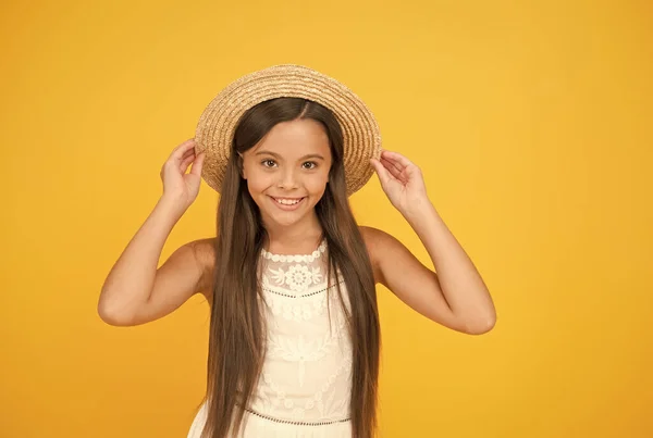 Buone vacanze estive. Un tour tropicale. Vendita e sconto. Beni per bambini. Adorabile ragazzina con un cappello elegante. Tour estivo. Concetto di svago e intrattenimento. Viaggi estivi. Modo di vacanza — Foto Stock