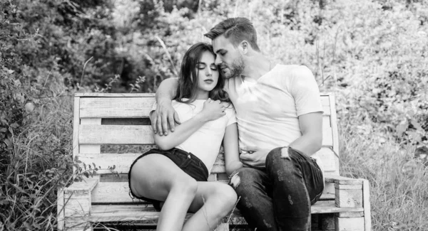 Parkta bir kızla bir adam. Birbirine aşık çiftler. Sıradan moda. Aile çiftliği hafta sonu. Romantik randevu. Sevgilim olur musun? Ormanda yaz kampı. Çift dışarıda bankta rahatlar. Birliktelik kavramı
