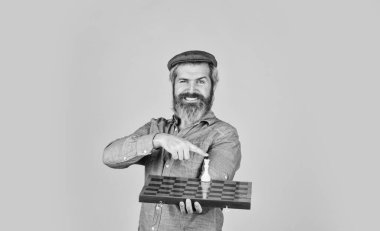 Yönetim ve liderlik. Satranç taşları ve tahta. Yarışma başarısı oyunu. Strateji, yönetim ya da liderlik kavramı. Gemide satranç oynamak. Tahta mantık oyunu. Satranç oynayan adam. Okula geri dön.