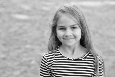 Çok güzel hissediyorum. Mutlu kız açık havada gülümsüyor. Güzellik bakışı. Kuaför salonu. Sıradan bir tarz. Moda. Kızlık ve çocukluk. Uluslararası kız çocuk günü. 11 Ekim, kopyalama alanı