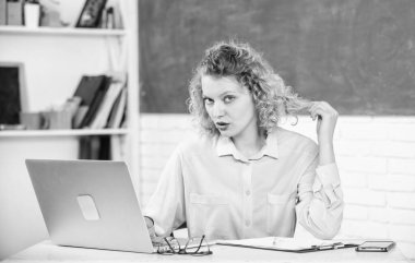 Eğitmen internette sörf yapıyor. İletişim sosyal ağları. Modern okul. Öğretmenler günü. Zeki kadın eğitmen çevrimiçi çalışıyor. Zeki kız öğrenci. Öğretmenler forumu desteği. Öğretmenler için çevrimiçi topluluk