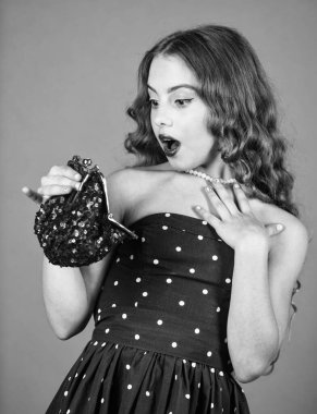 Şimdiki tasarımlarda kullanılan klasik esinlenmeler. Retro vintage çanta. Kitlesel tepkiye karşı hızlı moda üretildi. Klasik modaya doğru hareket. Küçük kız makyajı yüz klasiği