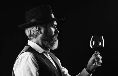 Sahte şarapları nasıl tespit edebildiğini. Tortu eski kırmızı şaraplarda bulunmalı. Sommelier içkinin değerini biliyor. Şarap servisi. Sommelier şarabın tadına bakar. Sommelier 'in sorumluluğu lezzet tercihi dahilinde.