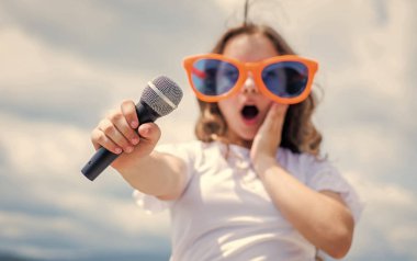 Mikrofon aşk müzikli mutlu çocuk şarkıcı, şarkı söyleyen, seçici odaklı