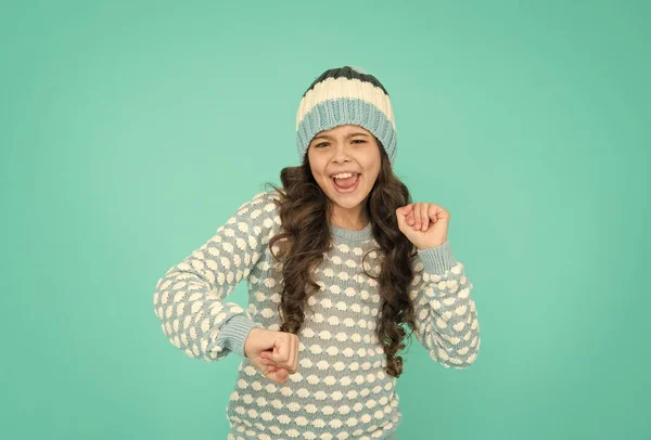 Mooi kind meisje met grappig gezicht hebben plezier in gebreide warme kleren, winter activiteit — Stockfoto