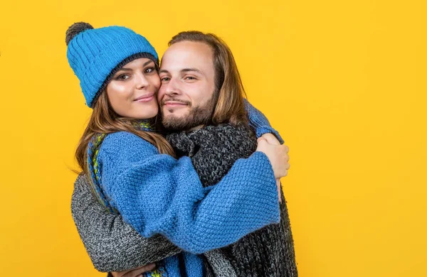 Boldog család pár visel kötött ruhát télen, szerelem — Stock Fotó