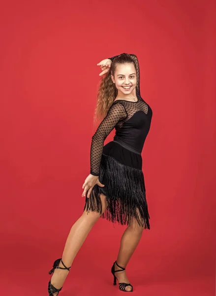 Meisje mooi ballroom danser dragen zwart jurk in dans pose, dansschool — Stockfoto