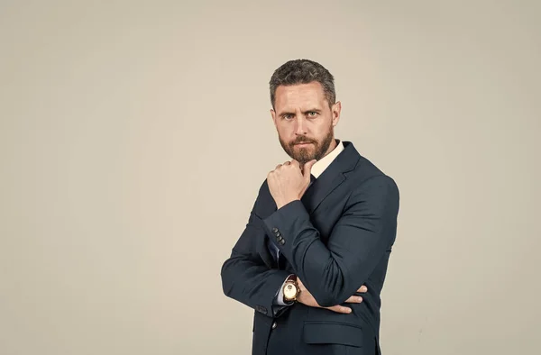 Guapo sonriente hombre de negocios barbudo en traje, espacio de copia, director ejecutivo — Foto de Stock