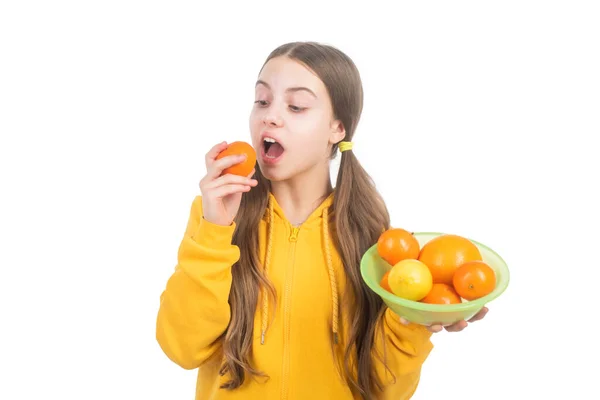 Χαρούμενο έφηβο κορίτσι με εσπεριδοειδή γεμάτο βιταμίνες που απομονώνονται σε λευκό, υγιεινό φαγητό — Φωτογραφία Αρχείου