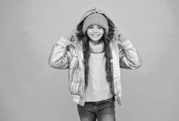 Niño feliz se siente cómodo y cálido en chaqueta acolchada y ropa de punto en el clima de invierno, invierno frío —  Fotos de Stock