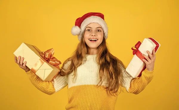Kedves Télapó! ajándékok és ajándékok a Télapótól. Kislány Mikulás sárga háttérrel. Karácsonyi ünnepség. Boldog új évet! Karácsonyi vásárlás online. Itt az ideje a kedvezménynek. mosolygós gyerek hold vásárlás — Stock Fotó