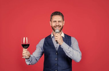 Kadeh kaldırıyorum. Tost ustası mikrofona bir kadeh şarap kaldırarak konuşur. Alkol ayini. İçki geleneği. Kutlama ya da onur. Konuşma yapmak