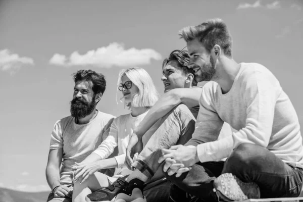 Feliz por ser uma família. grupo de quatro pessoas. grande ajuste para o dia de folga. homens felizes e menina relaxar. diversos jovens conversando juntos. melhores amigos. Férias. Grupo de pessoas em roupas casuais — Fotografia de Stock