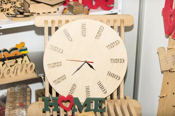 Reloj de madera hecho a mano — Foto de Stock