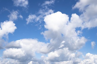 Bulutlara yakın mavi gökyüzü