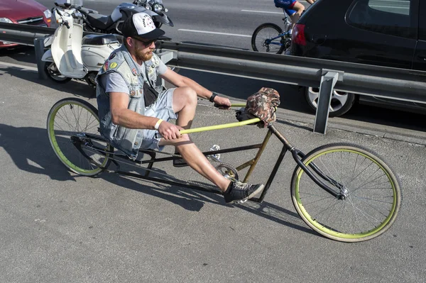 Homme conduite vélo hachoir — Photo