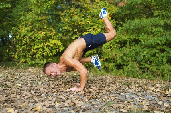 Man gör yogaövningar i parken — Stockfoto