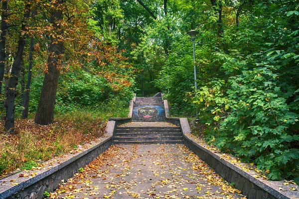 Treppe im Park — Stockfoto