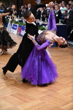 Balo salonu dans çift