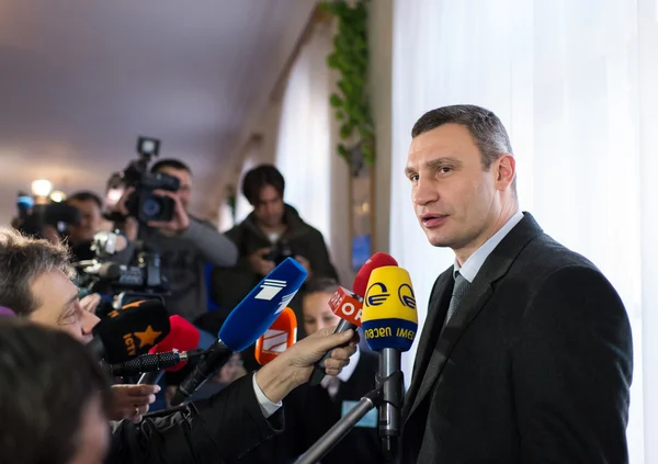 Vitali Klitschko rozmawia z dziennikarzem po głosowaniu w Kijowie, Uktr — Zdjęcie stockowe