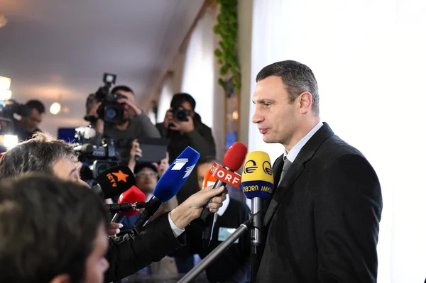 Vitali Klitschko beszél újságíró szavazás, Kijev, Uktr után — Stock Fotó