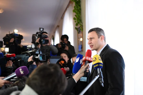 Vitali Klitschko parlando con giornalista dopo il voto a Kiev, Uktr — Foto Stock