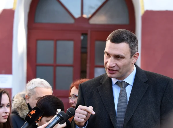 Vitali Klitschko s'entretient avec un journaliste après son vote à Kiev (Uktr) — Photo