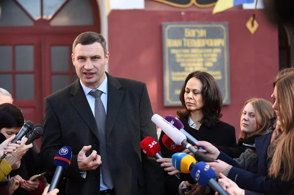 Vitali Klitschko conversando com jornalista após votação em Kiev, Uktr — Fotografia de Stock