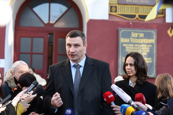 Vitali Klitschko talking to journalist after vote in Kiev, Uktr — Stock Photo, Image