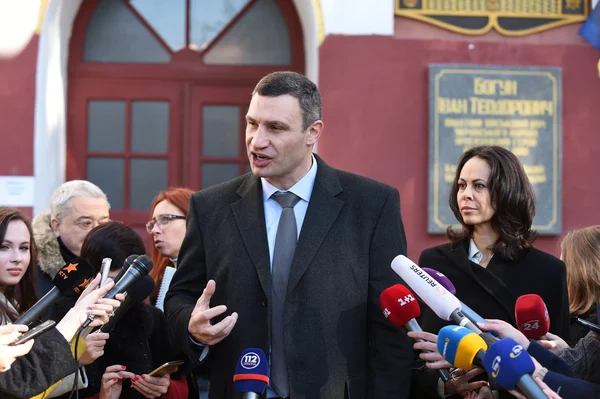 Vitali Klitschko rozmawia z dziennikarzem po głosowaniu w Kijowie, Uktr — Zdjęcie stockowe