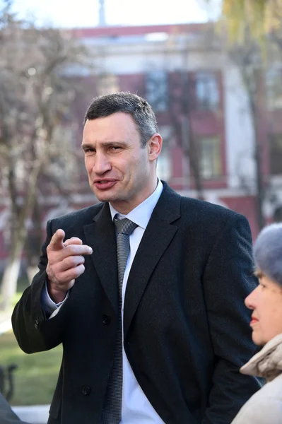 Vitali Klitschko pratar med journalisten efter omröstningen i Kiev, Uktr — Stockfoto