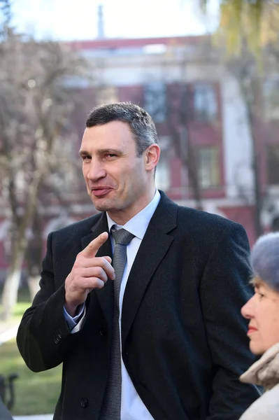 Vitalij Kličko mluvit novinář po hlasování v Kyjevě, Uktr — Stock fotografie