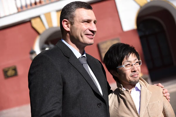 Vitali Klitschko parlando con giornalista dopo il voto a Kiev, Uktr — Foto Stock