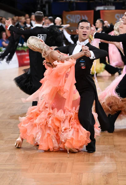 Ballroom dancers — Stock Photo, Image