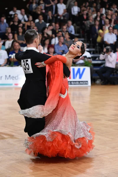 Ballroom dance couple, dancing at the competition — Stock Photo, Image