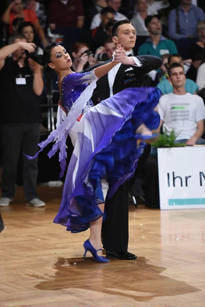 Пара бальных танцев, танцующая на соревнованиях — стоковое фото