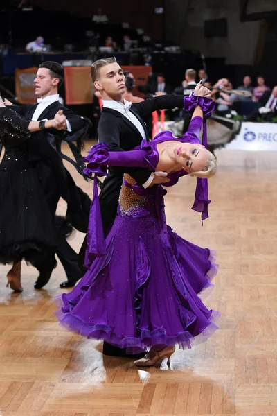 Salão de baile casal dança — Fotografia de Stock