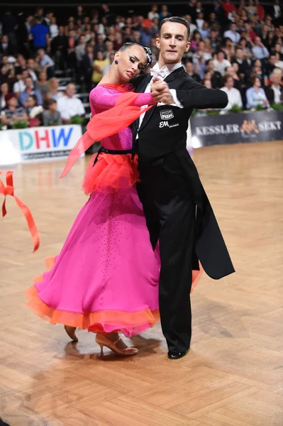 Ballroom dance couple, dancing at the competition — Stock Photo, Image