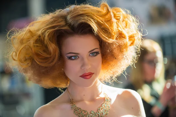 portre saç moda, güzel bir kadın göster