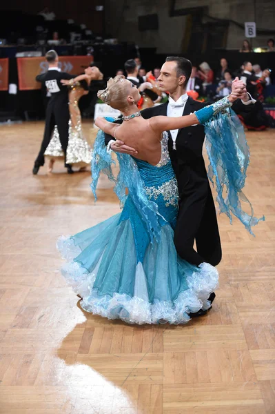 Pareja de baile de salón —  Fotos de Stock