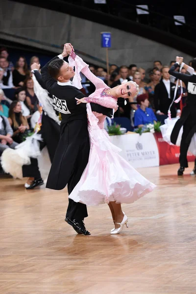 Salão de baile casal dança — Fotografia de Stock