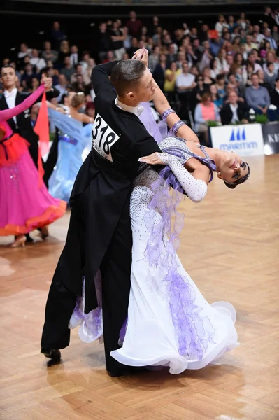 Ballroom dance couple — Stock Photo, Image