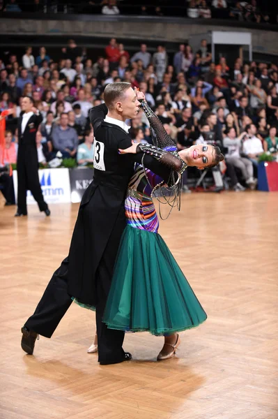 Pareja de baile de salón —  Fotos de Stock