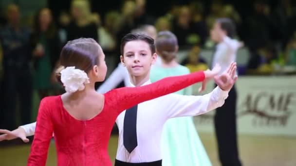 Crianças dança de salão casal — Vídeo de Stock